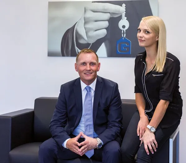 Thomas Grasl und eine Mitarbeiterin im Büro