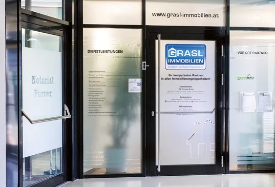 Eingang zum Büro von GRASL Immobilien