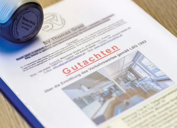 Gutachten über den Verkehrswert mit Stempel des Sachverständigen