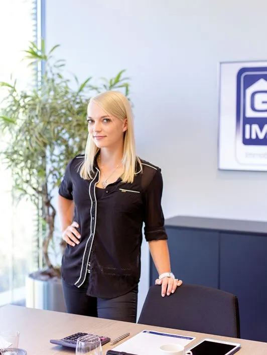 Mitarbeiterin im Büro von GRASL Immobilien