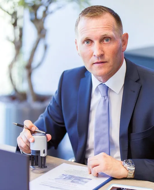 SV Thomas Grasl bei der Arbeit an einem Gutachten